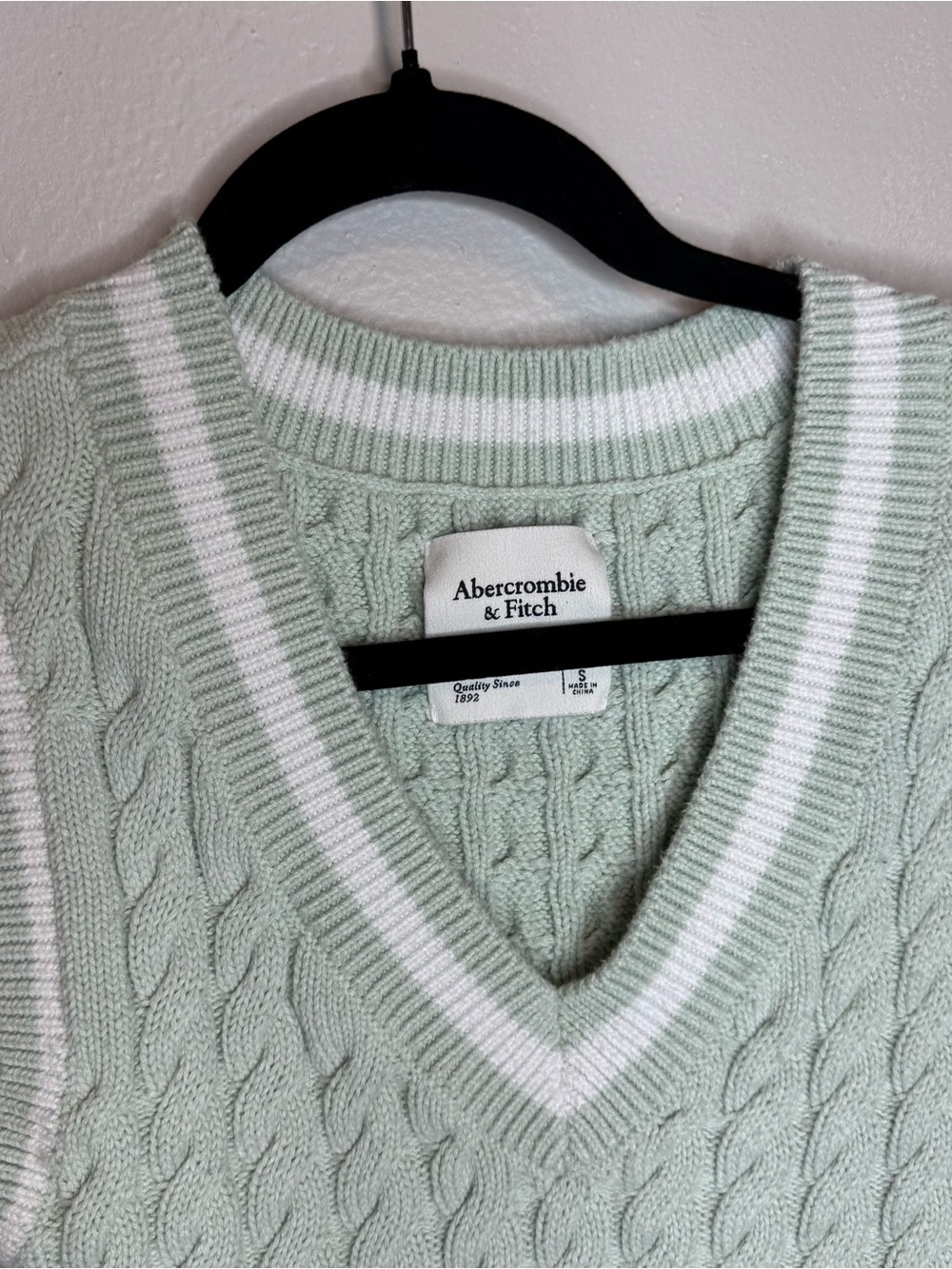 Abercrombie & Fitch Mint Green Cable Knit V-Neck Sweater Vest Cropped - Picture 2 of 6
